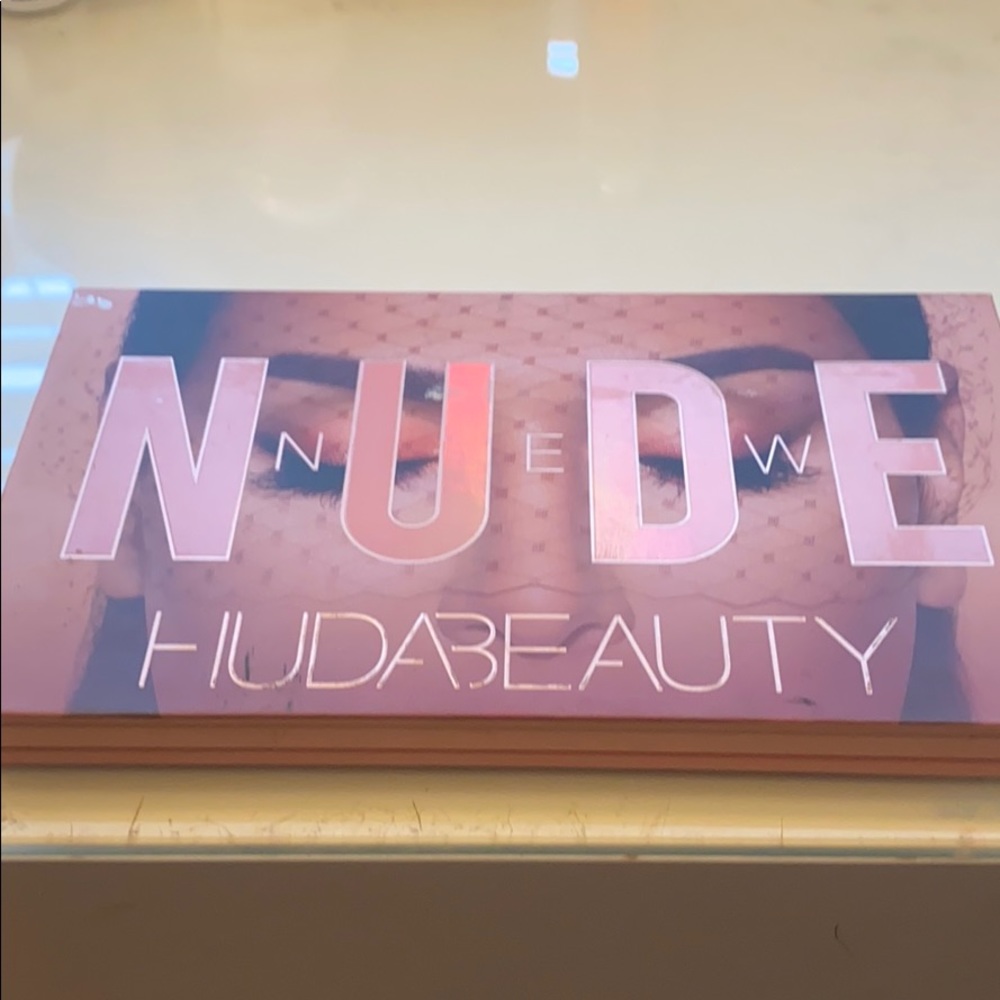 Huda Beauty New Nude palette